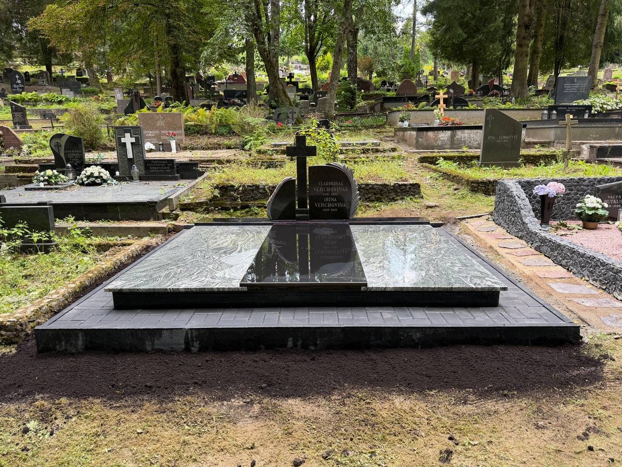 Kapavietė su kryžiumi, granito plokštėmis ir pakopomis